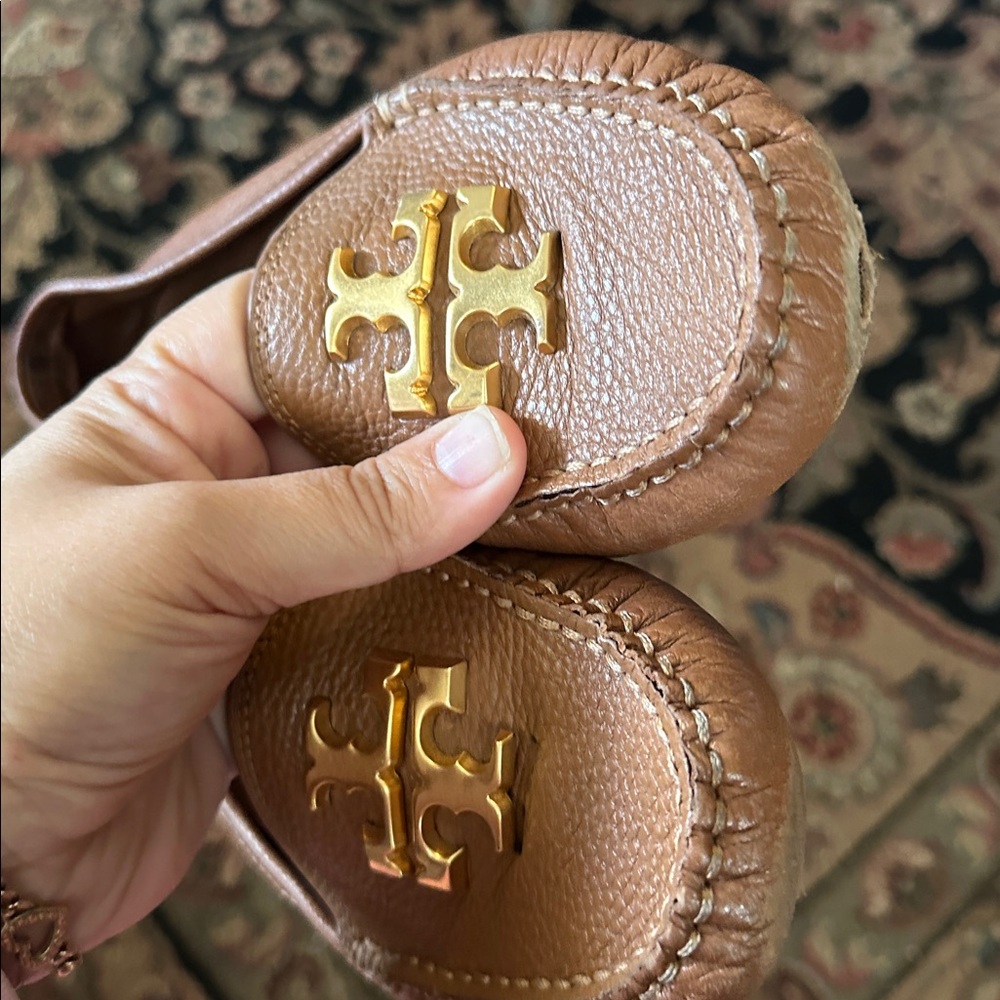 Tory Burch everly tan Leather Loafers with Gold Logo - Picture 14 of 15